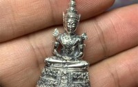 泰国佛牌佩戴可以放在衣服里面吗？佛牌怎么佩戴？