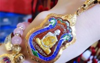 佛牌佩戴位置有讲究吗？挂胸前、放包里、贴身戴分别注意什么？