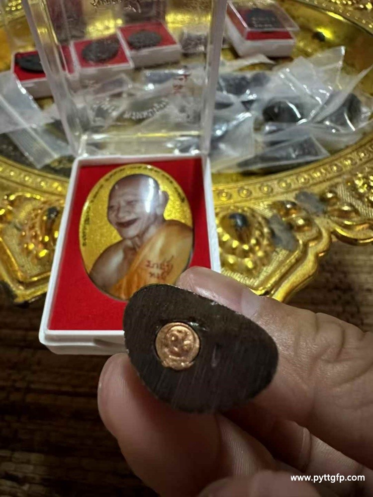 泰国佛牌 龙婆洪 2555 大摸自身像 泰国佛牌 龙婆洪 2555 响铃药师佛 (4).jpg